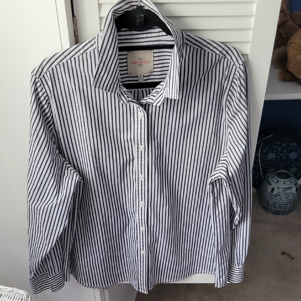 Black and White Striped Button Down Shirt with Pointed Collar XL